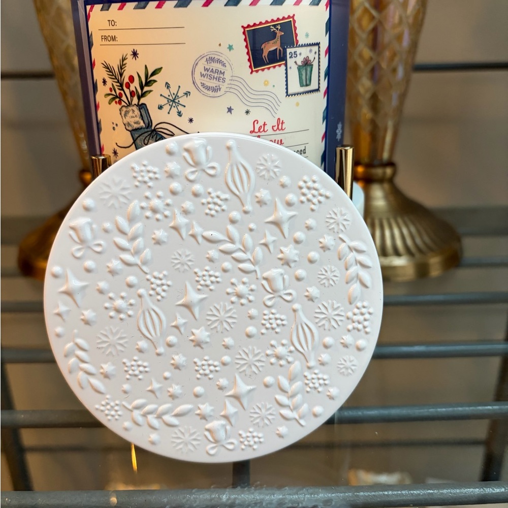 Bath & Body Works Let It Snow 3 Wick Holiday Candle Pretty Lid NWT Holiday - Picture 2 of 4